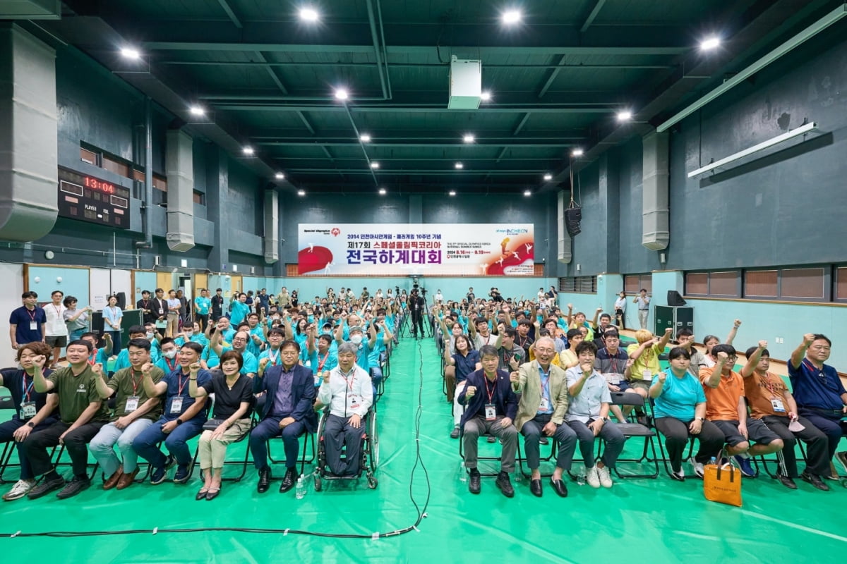 引发争议，吕迪格禁区内锁喉福法纳未被吹罚犯规