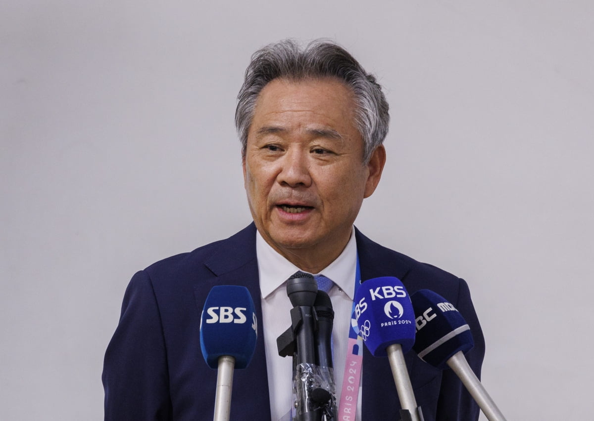 引发争议，吕迪格禁区内锁喉福法纳未被吹罚犯规