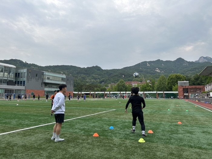 门兴体育总监：我们正在和日本国脚板仓滉进行续约谈判