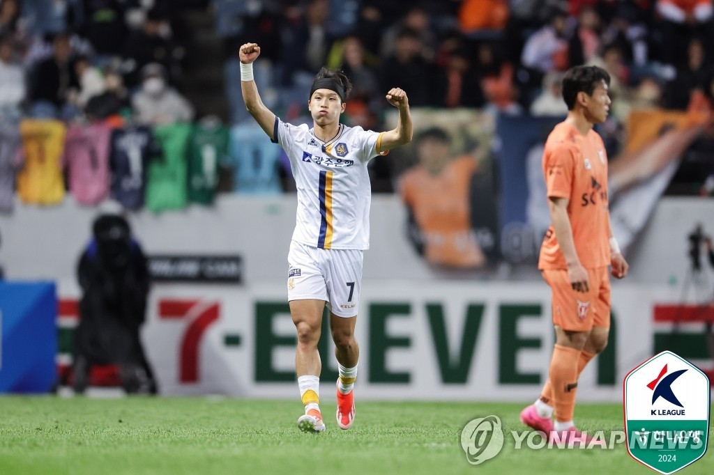 “小胖”洛夫顿再轰24+12！关键助攻率上海爆冷 李添荣20分表现亮眼