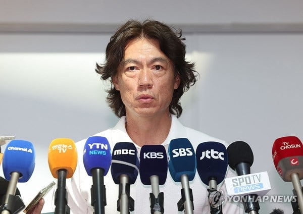 库库雷利亚两连滑，球迷：天雨路滑小心跌倒